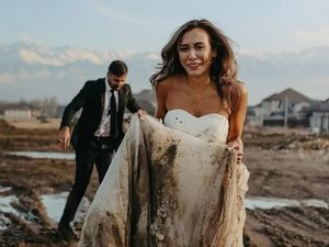 Noivos caem durante ensaio fotográfico e terminam sujos de lama; veja