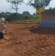 Idosa se ajoelha para tentar impedir máquina de entrar em fazenda para obra de duplicação da GO-330