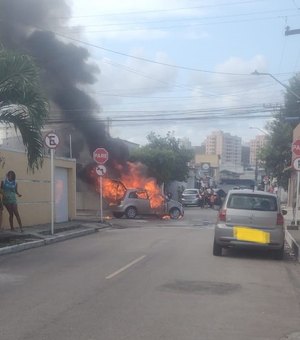 [Vídeo] Carro pega fogo em rua do bairro de Cruz das Almas, em Maceió