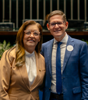 Dra Eudócia entrega comenda ao presidente da Igreja Adventista do Sétimo Dia em Alagoas