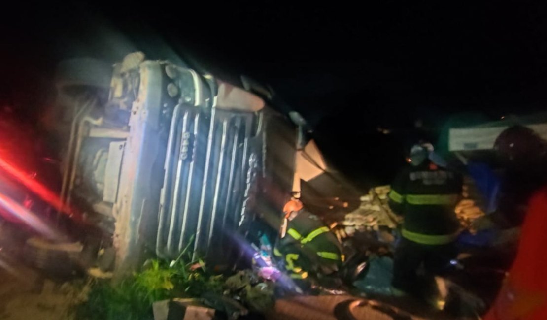Carreta capota e motorista morre preso às ferragens na BR-316, em Pilar