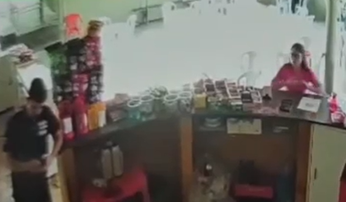 Vídeo mostra mulher pedindo socorro após ser esfaqueada na Uneal, em Arapiraca