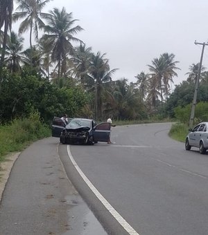 Uma pessoa morre após colisão entre um carro e moto em Piaçabuçu na tarde deste domingo (21)