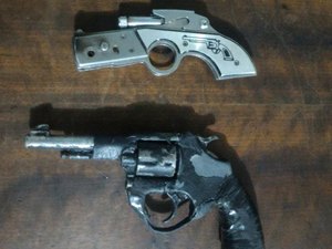 Homem e adolescente são detidos de madrugada com simulacro de arma