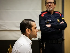 Preso há mais de um ano, Daniel Alves começa a ser julgado por estupro na Espanha