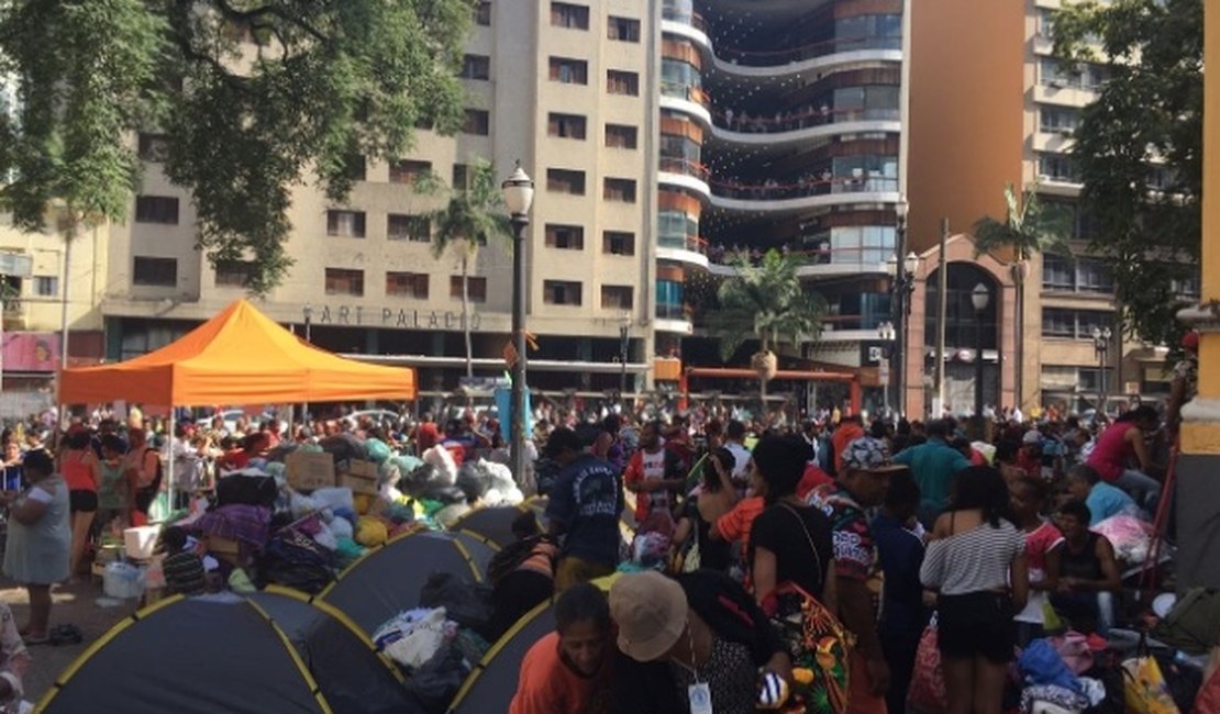 Moradores de rua disputam doações com desabrigados de prédio que caiu em SP