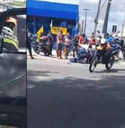 Motorista de caminhão avança sinal vermelho e provoca acidente com carro e moto