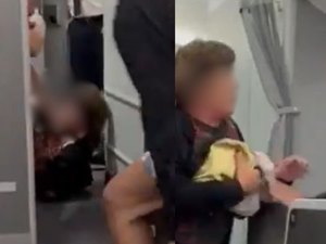 Brasileira é imobilizada após discussão com piloto de avião: ‘Ela invadiu a cabine’