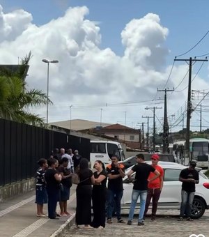 Amigos e familiares fazem carreata para homenagear motorista morto no acidente em Coruripe