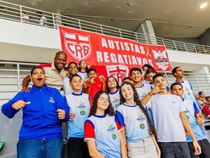 Estudantes acompanham partida no Rei Pelé entre CRB e Ponte Preta