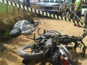 Acidente entre moto e carro provocou a morte de um jovem e outro ficou gravemente ferido