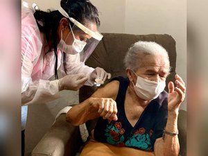 Matriz de Camaragibe inicia vacinação para idosos de 79 anos