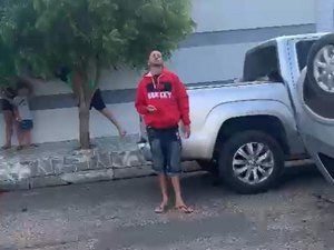 Motorista embriagado perde controle do veículo e capota em via pública