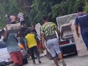 Caminhão com móveis tomba na BR-101, em Flexeiras; carga é saqueada