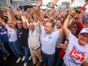 Renan Filho reúne multidão na orla de Maceió e campanha estima público de 80 mil
