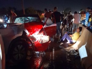 Colisão frontal entre carros deixa quatro pessoas feridos em Arapiraca
