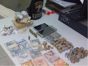 Dois jovens foram detidos pela Polícia Militar com drogas, dinheiro e munições