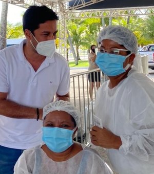 Rodrigo Cunha visita postos de vacinação em Maceió