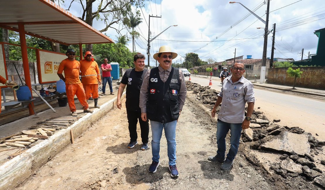 Prefeito Gilberto Gonçalves e secretário acompanham obras de pavimentação