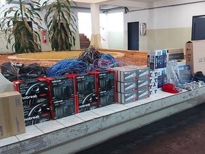 Homens são presos depois de roubarem escola e fazerem reféns