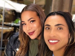 Marta e namorada se desejam parabéns e brincam com coincidência de data