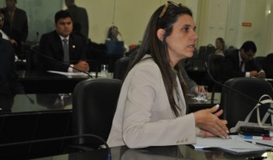 Deputada defende adoção de cotas para mulheres nos parlamentos