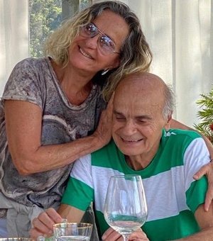 Regina Braga comemora aniversário abraçada no marido, Drauzio Varella