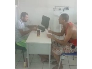 [Vídeo] Brincadeira de 'médico' receitando cachaça em posto de saúde revolta Matriz de Camaragibe