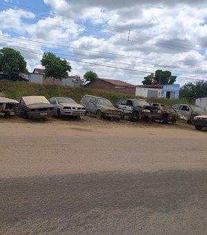 Carros abandonados e falta de sinalização incomodam moradores na entrada de Palmeira