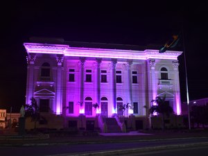 Associação Comercial recebe iluminação especial alusiva ao Maceió Rosa