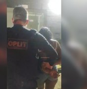 Mulher é vista entregando drogas a um grupo de pessoas e é presa na Pajuçara
