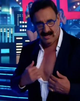 Ratinho causa polêmica ao mostrar o mamilo ao vivo