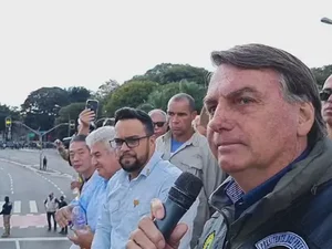 Bolsonaro volta a prometer isenção de pedágio para motociclistas após passeio