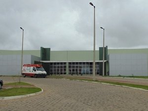 Idoso é socorrido após ser esmagado por portão de ferro em Arapiraca