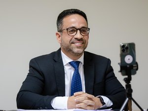 Paulo garante reajuste de 15% no piso dos professores e anuncia pagamentos de programas educacionais para fevereiro