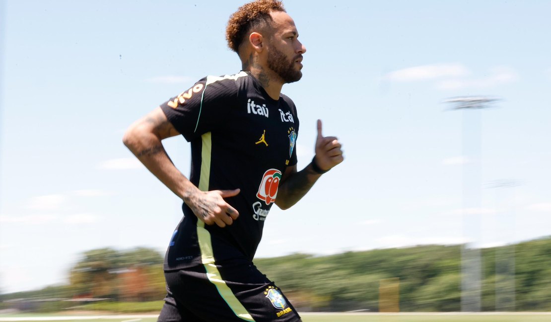 Neymar vai a campo pela primeira vez em treino da seleção brasileira