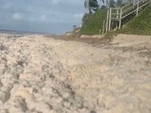 Praia do Francês amanhece com espuma e fenômeno assusta moradores