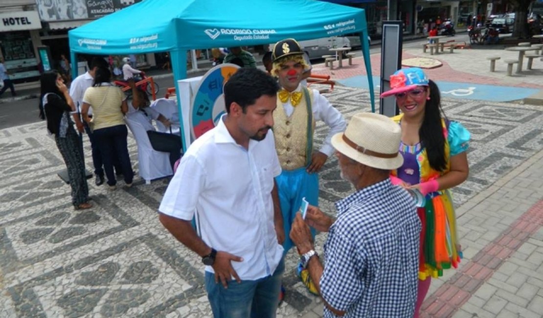 Rodrigo Cunha desenvolve projeto 'Deputado na Praça' no Centro de Arapiraca