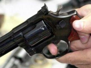 Criminosos roubam tablet e atiram na mão da vítima