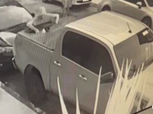 Criminosos cortam capota de caminhonetes para furtar objetos em Maceió
