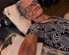 Idosa viraliza ao fazer tatuagem com 94 anos