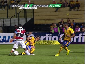 Vítor, do Santa Cruz, sofre fratura na tíbia e pode perder a Série B