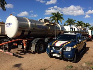 PRF flagra carro pipa transportando água em tanque de combustível