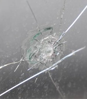 Após batida, motorista quebra para-brisa de carro em Arapiraca durante briga de trânsito