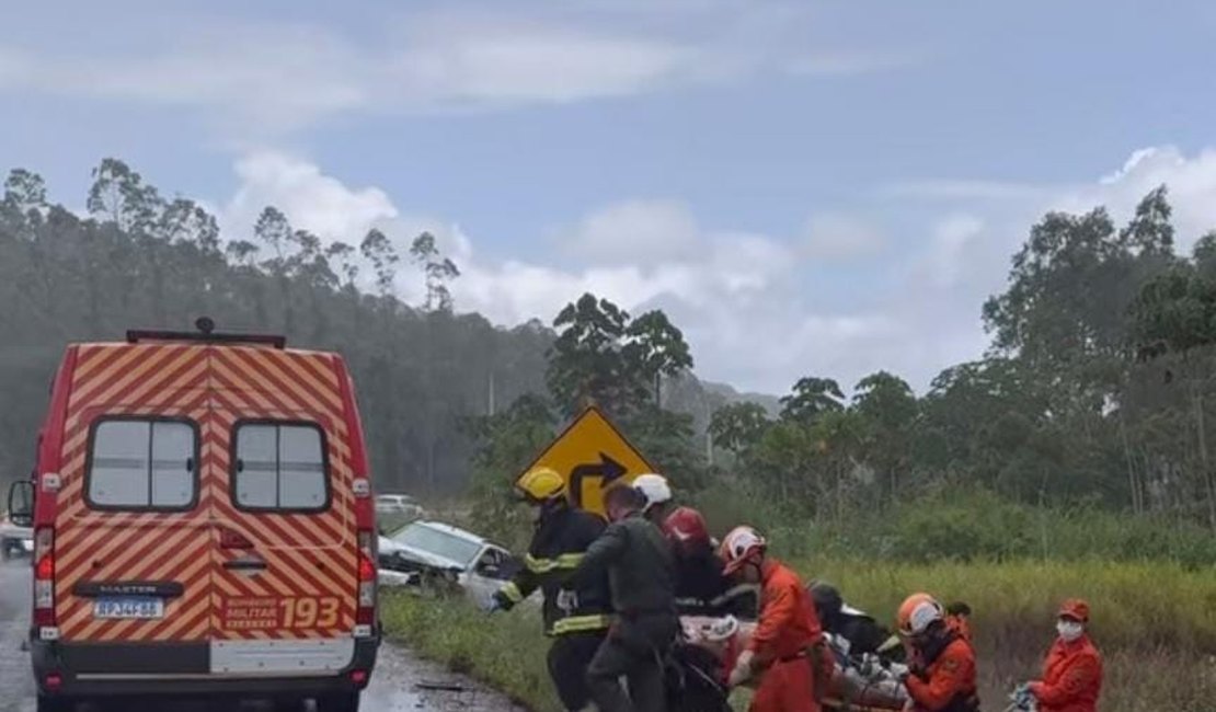 Acidente entre dois carros deixa condutor morto na Av. Cachoeira do Meirim