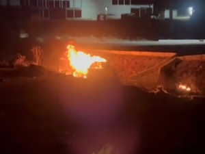 Carro pega fogo após cair de ribanceira na AL-220, no trevo de acesso a Olivença