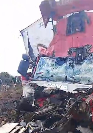 Colisão entre dois caminhões de carga deixa uma pessoa morta na BR-101