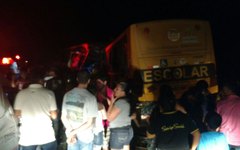 Acidente entre dois ônibus escolares deixa mortos e feridos no Agreste de Alagoas