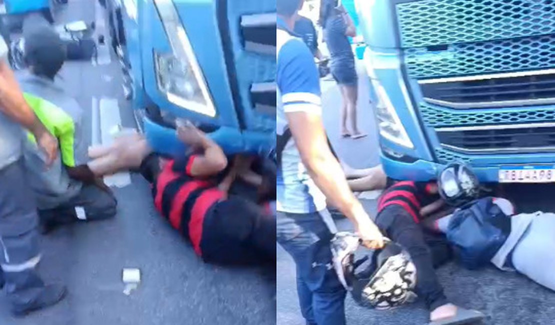 Mulher fica presa embaixo de carreta após acidente na Avenida Fernandes Lima