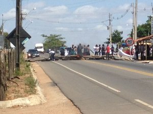 Estudantes e movimentos sociais bloqueiam trecho de rodovia próximo a universidades